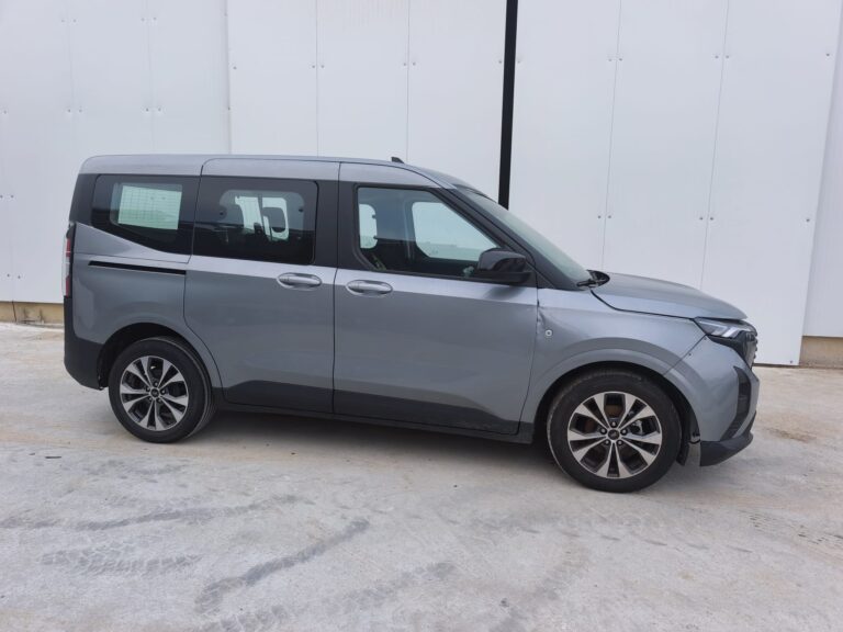 Ford Tourneo EcoBoost 2025 (2)