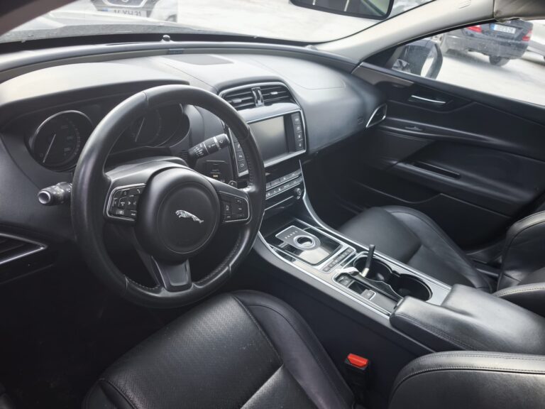 Jaguar XE 2.0 163cv (6)