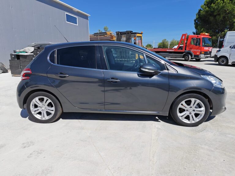 Peugeot 208 1.4 HDi (2)