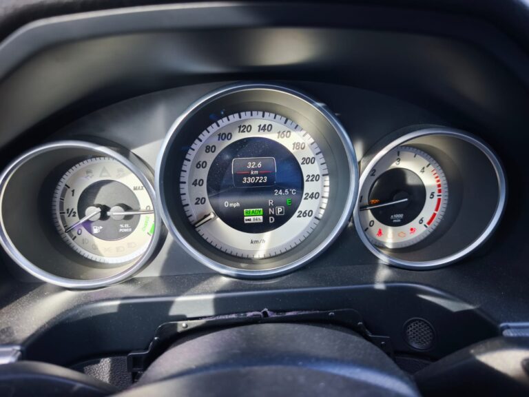 Mercedes-Benz E 300 BlueTEC Hybrid (5)