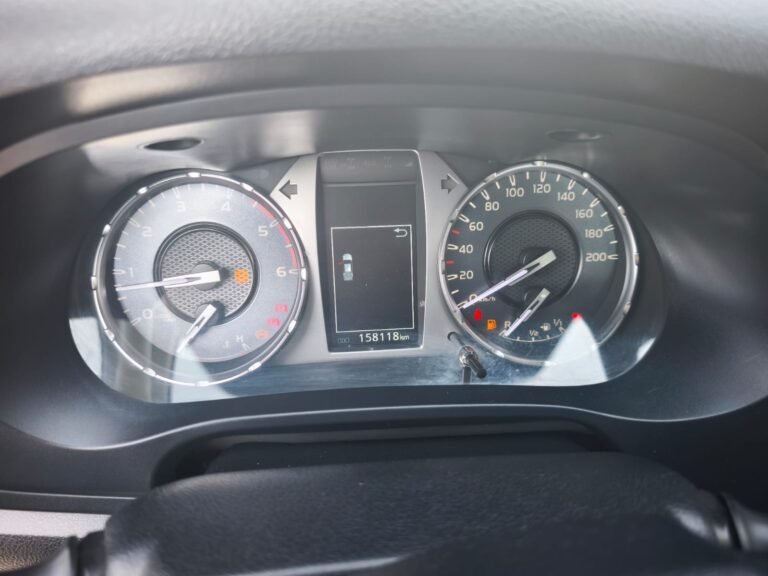 Toyota Hilux 2.4 D-4D (10)