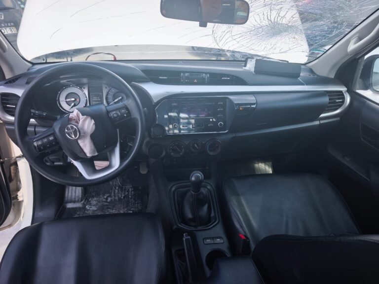 Toyota Hilux 2.4 D-4D (9)