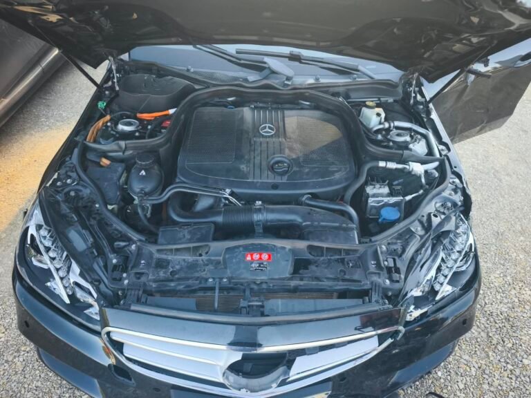 Mercedes-Benz E 300 BlueTEC Hybrid (17)