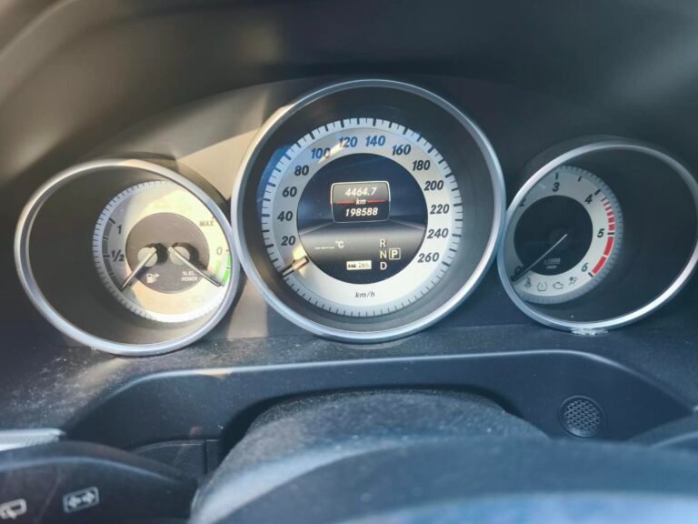 Mercedes-Benz E 300 BlueTEC Hybrid (19)